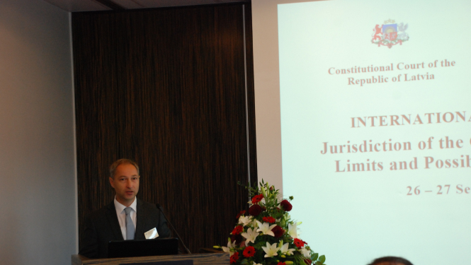 Tieslietu ministrs Jānis Bordāns uzrunā starptautiskās konferences „Konstitucionālās tiesas kompetence: robežas un paplašināšanas iespējas” dalībniekus