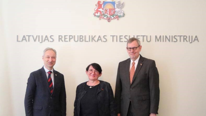 Tieslietu ministrs informē Vācijas un Francijas vēstniekus Latvijā par prioritātēm tieslietu nozares darba efektivizēšanai