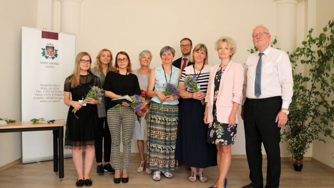Pasniegtas apliecības jauniem Valsts valodas centra sabiedriskajiem palīgiem