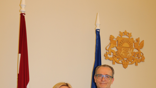 Tieslietu ministrs apstiprina amatā zvērināta notāra palīdzi