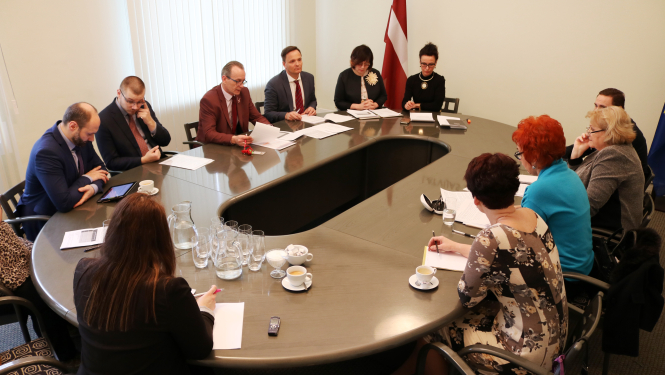 Tieslietu ministrs ar arodbiedrību apspriež probācijas darbinieku atalgojuma jautājumus
