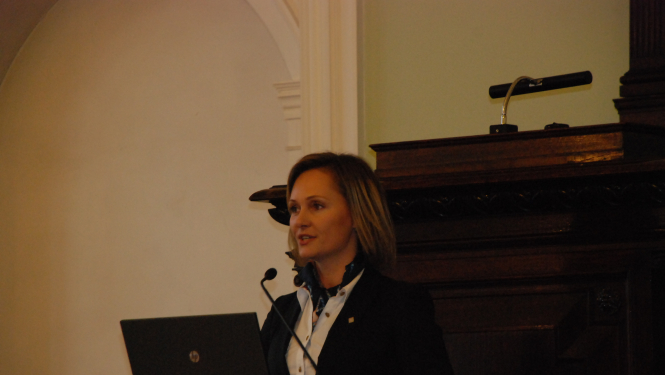 Tieslietu ministre uzrunā studentus par šķīrējtiesas nozīmi