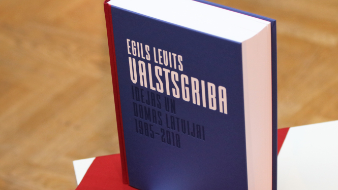 Tieslietu ministrs Jānis Bordāns sveic Egilu Levitu grāmatas "Valstsgriba" atklāšanā