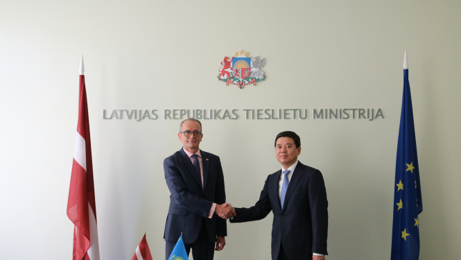 Tieslietu ministrs un Kazahstānas tieslietu ministrs pārrunā sadarbības iespējas tieslietu jomā