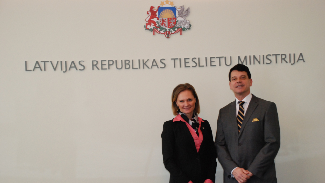 Tieslietu ministre iepazīšanās vizītē tikās ar Zviedrijas vēstnieku Latvijā