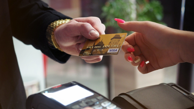 Saeimā pieņemts TM ierosinātais regulējums cīņā pret bezskaidras naudas krāpšanu un viltošanu