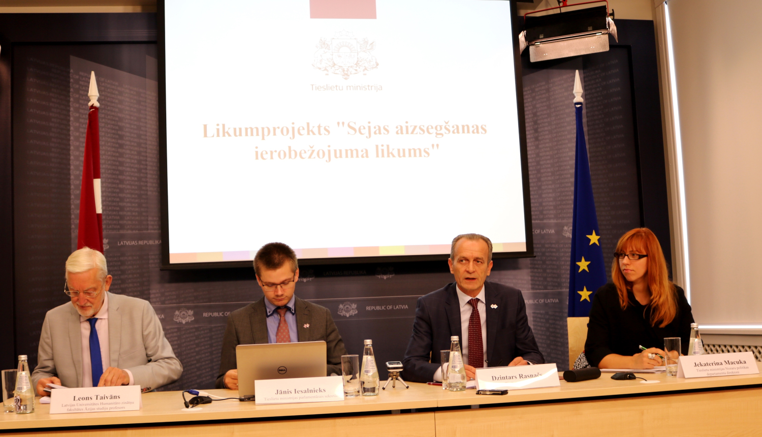 Valsts sekretāru sanāksmē izsludina likumprojektu "Sejas aizsegšanas ierobežojuma likums"