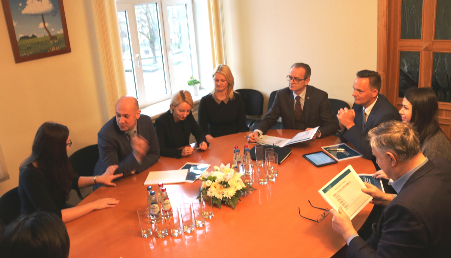 Tieslietu ministrs un tiesu izpildītāji apspriež piedziņas procesa modernizēšanu