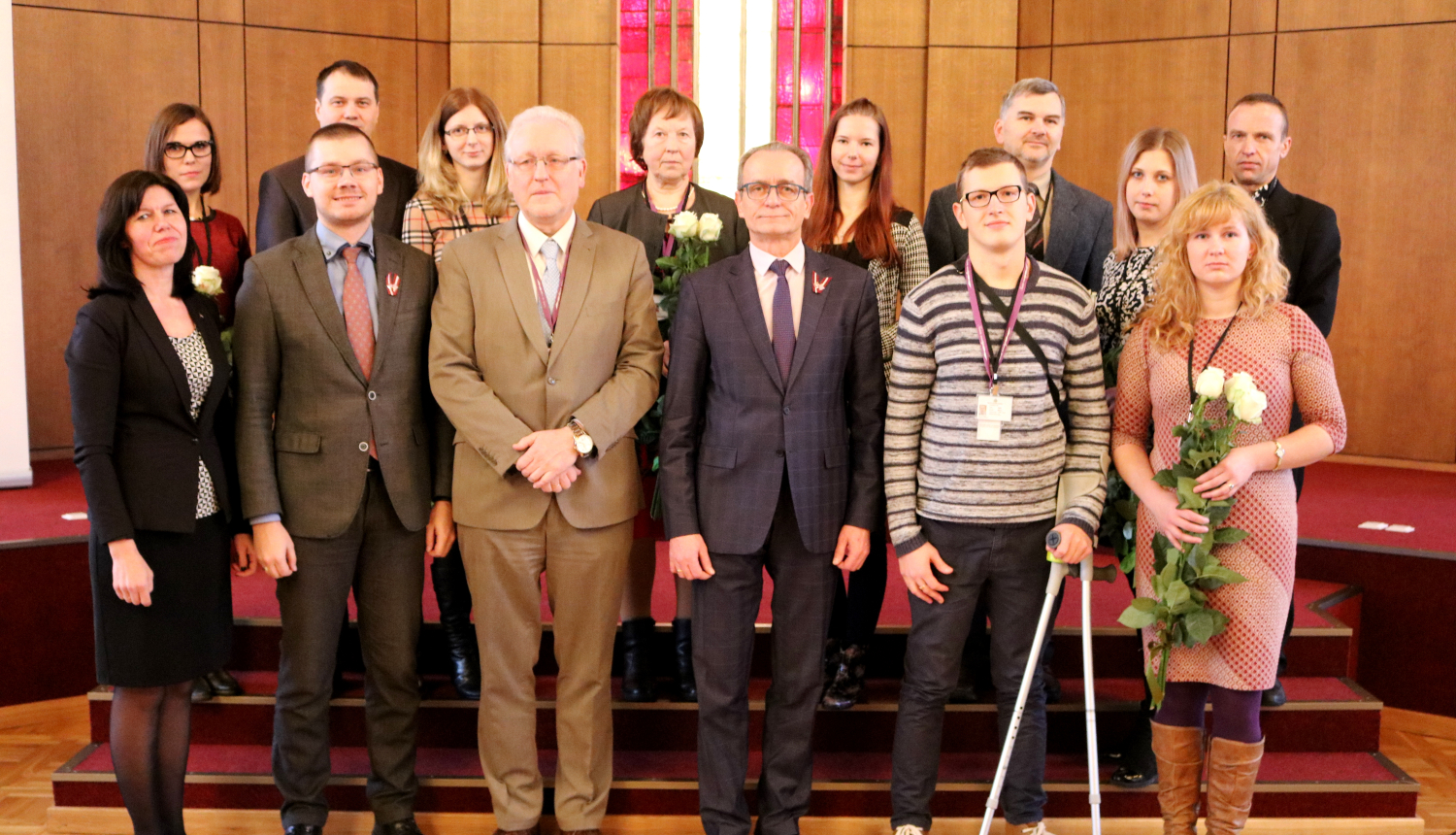 Tieslietu ministrs pasniedz darba apliecības jaunajiem Valsts valodas centra sabiedriskajiem palīgiem