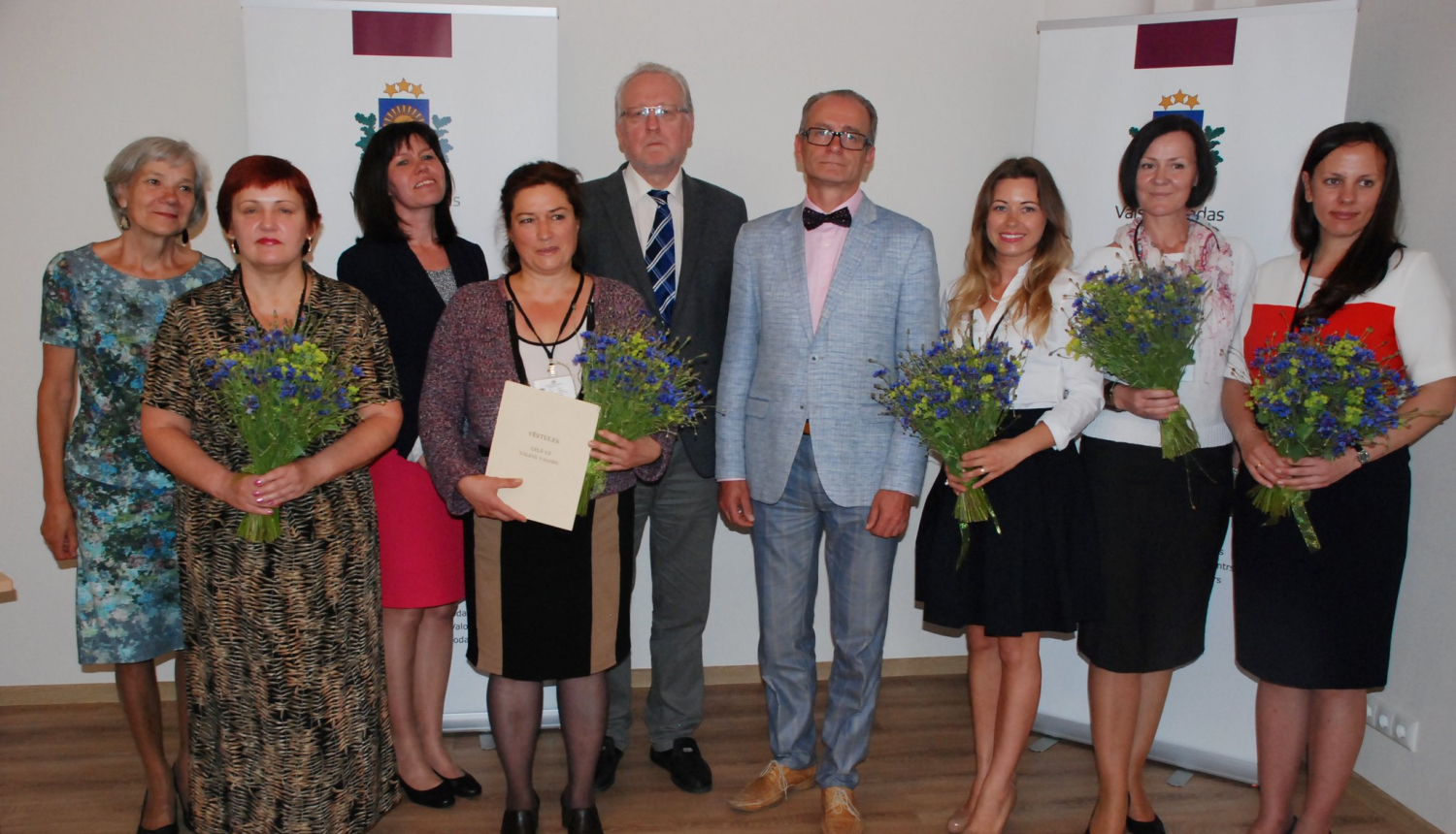 Tieslietu ministrs pasniedz darba apliecības nākamajiem Valsts valodas centra sabiedriskajiem palīgiem