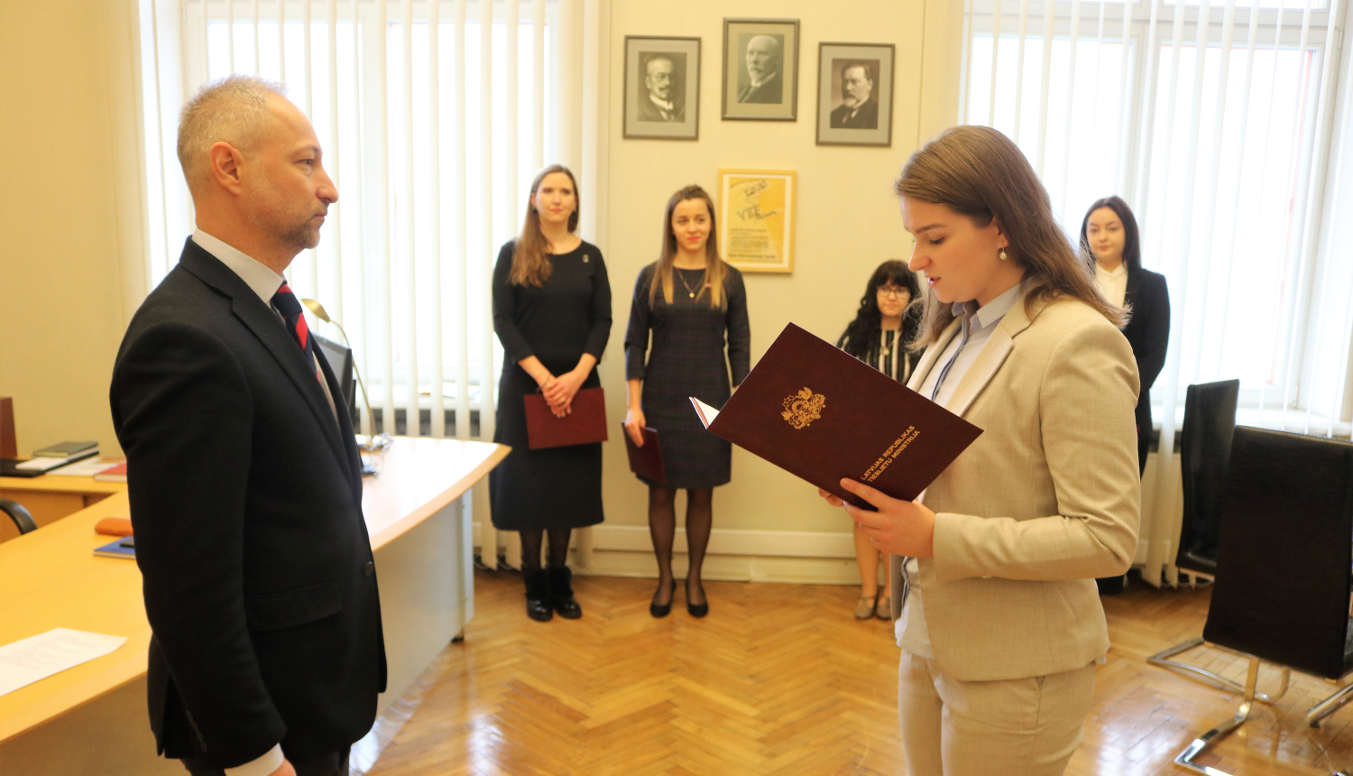 Tieslietu ministrs pieņem tiesu izpildītāju palīgu svinīgo solījumu