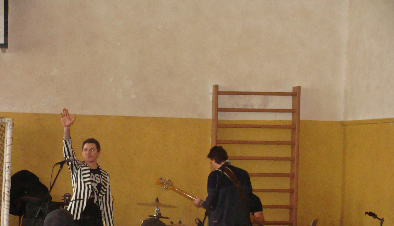 Miks Dukurs sniedz labdarības koncertu cietumā