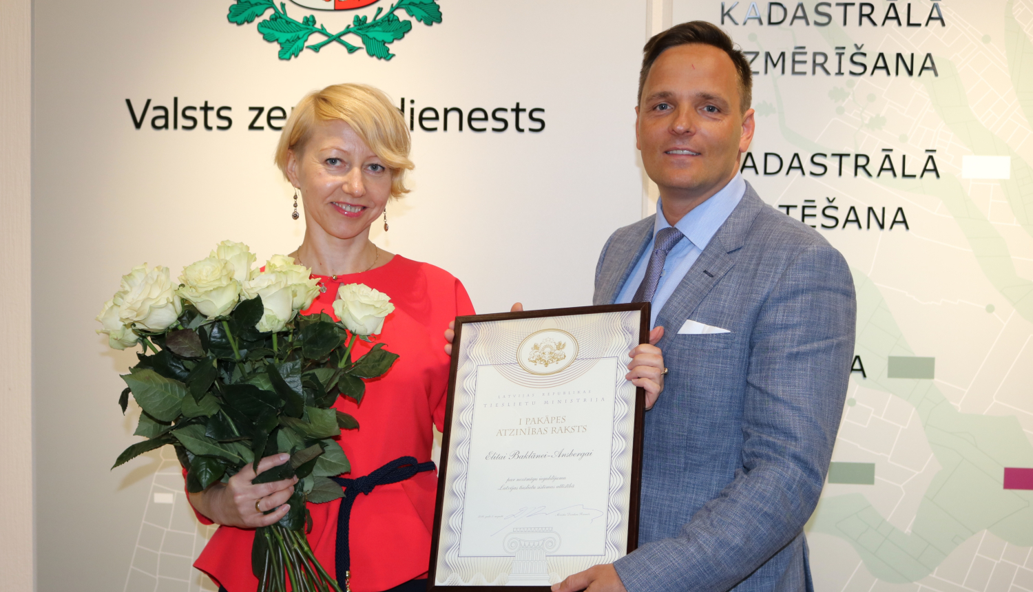 Elita Baklāne - Ansberga saņem Tieslietu ministrijas Atzinības rakstu