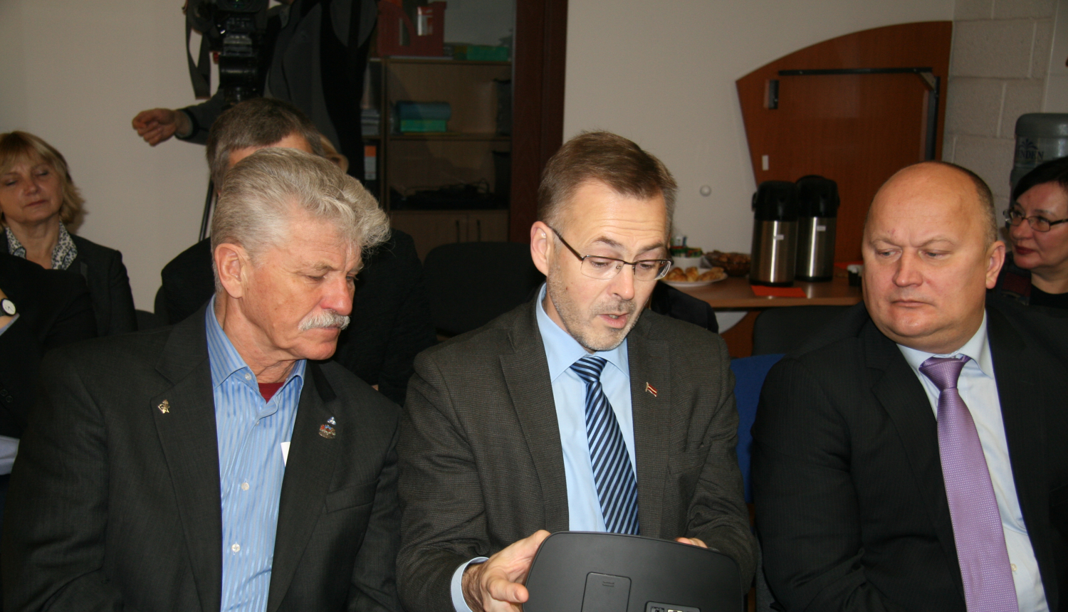 Deputāti iepazīstas ar notiesāto elektroniskās uzraudzības ieviešanas gaitu un aprīkojumu