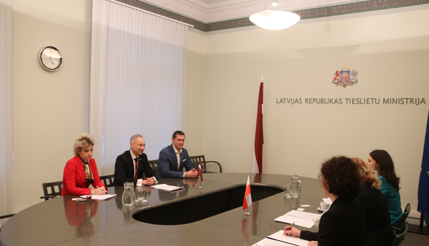 Tieslietu ministrs ar Polijas vēstnieci pārrunā ciešākas sadarbības iespējas tieslietu jomā