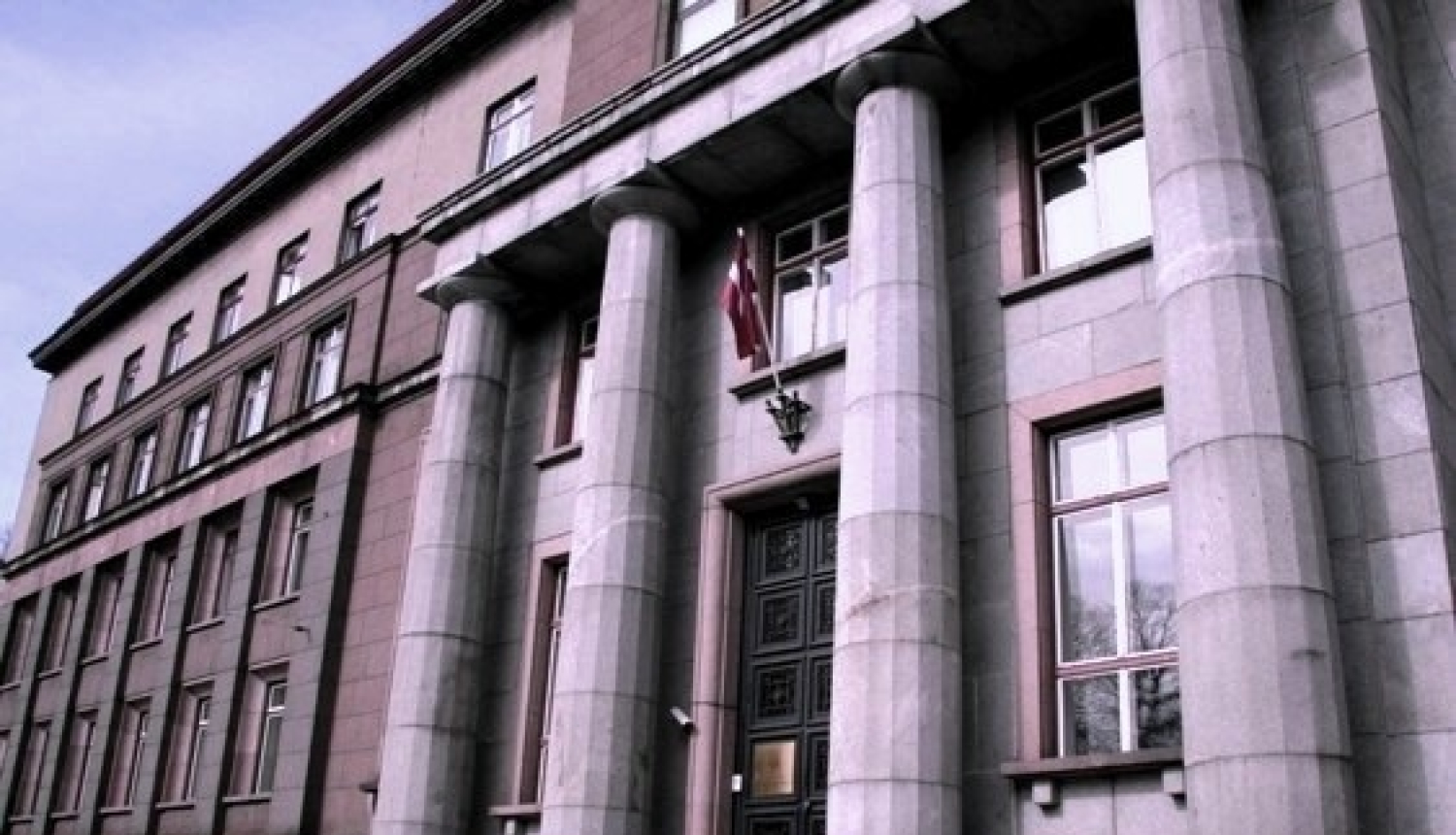 Slēgta galvenā ieeja Tieslietu ministrijā (Tērbatas ielas pusē). Ieeja Tieslietu ministrijā no Augstākās tiesas ieejas puses (Elizabetes ielas puse).