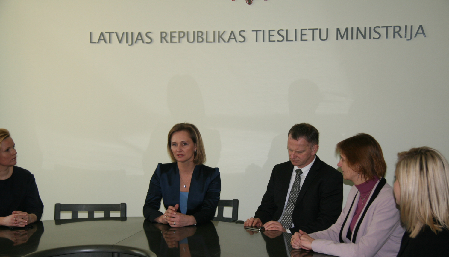 Tieslietu ministre sasauc pirmo sanāksmi