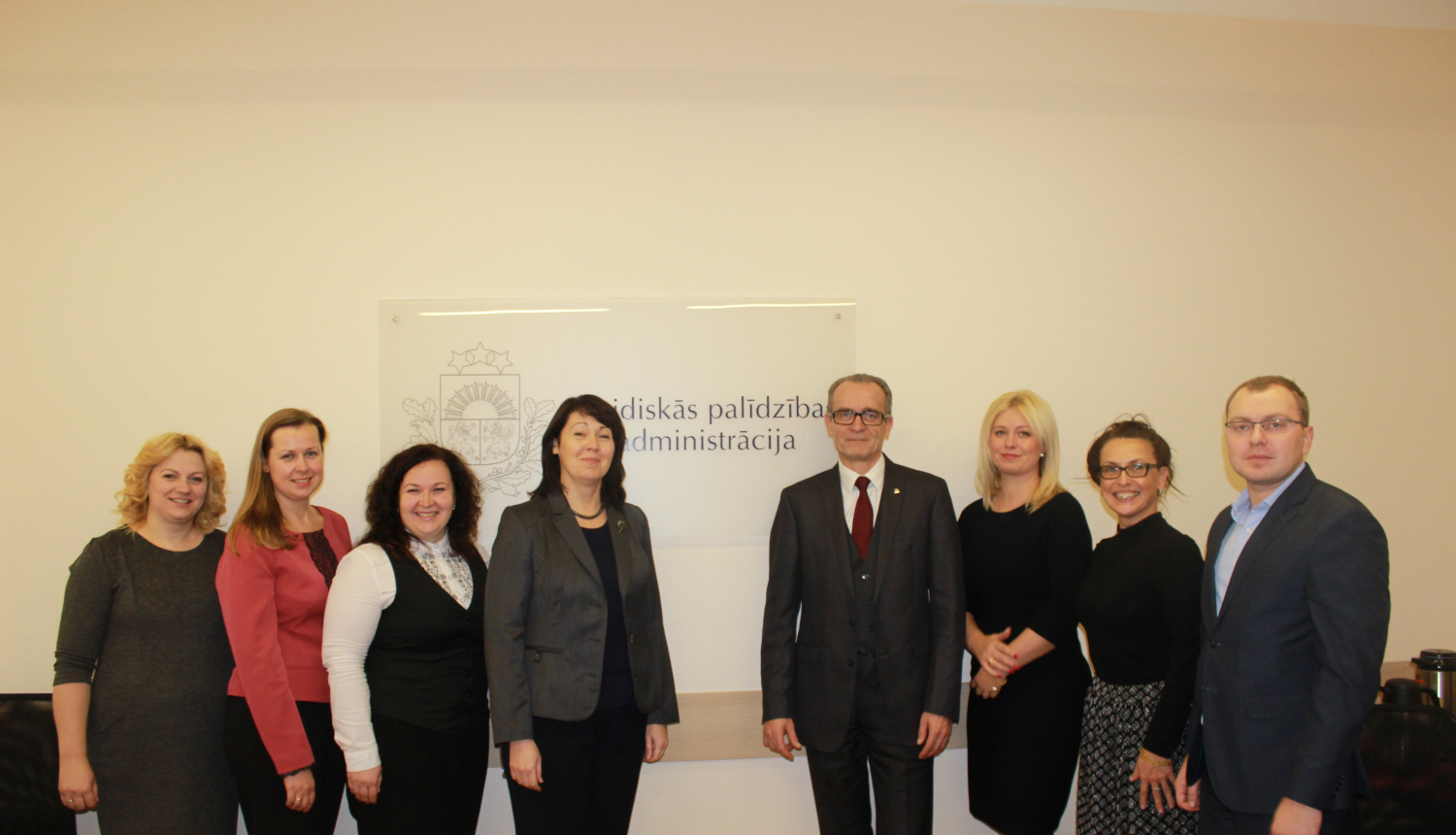 Apzinās iespējas Latvijas bērnu aizsardzības stiprināšanai ārvalstīs