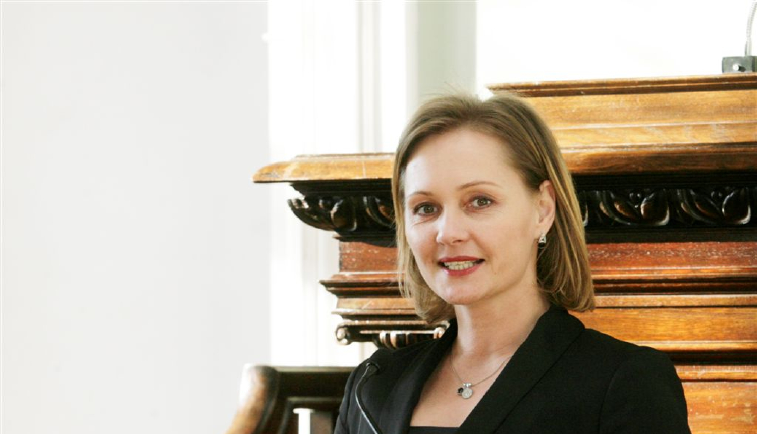 Tieslietu ministre Baiba Broka sveic autorus Jāni Plepu, Edgaru Pastaru un Ilzi Plakani grāmatas „Konstitucionālās tiesības” atvēršanas svētkos