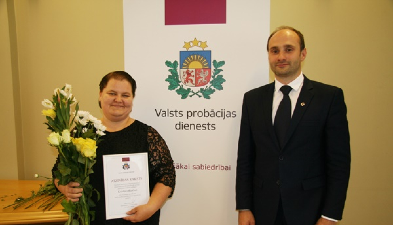 TM darbiniece saņem Valsts probācijas dienesta Atzinības rakstu