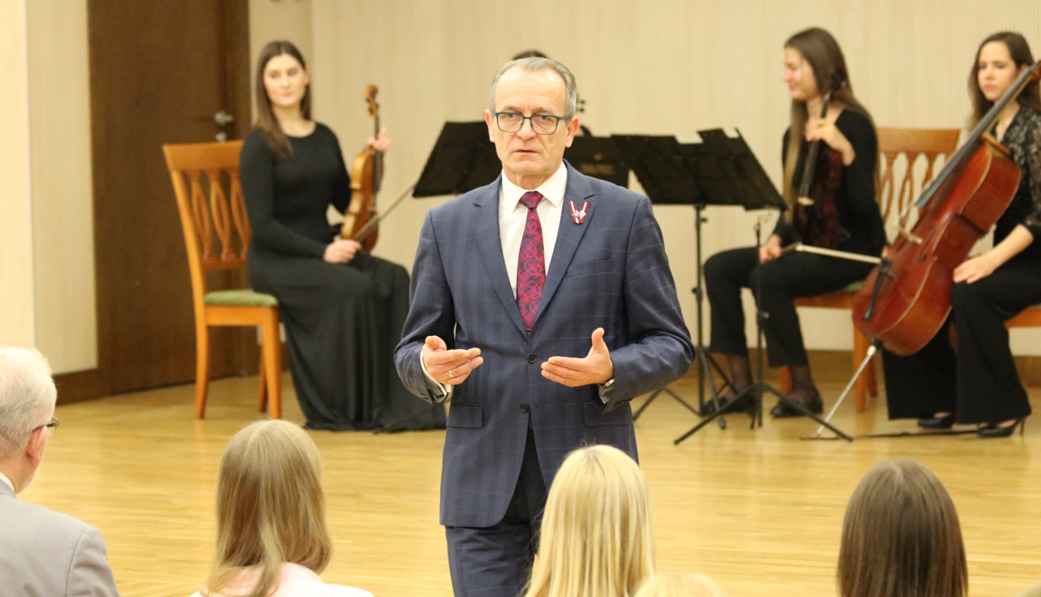 Apbalvoti akcijas „Latviešu valodai draudzīga vide” laureāti