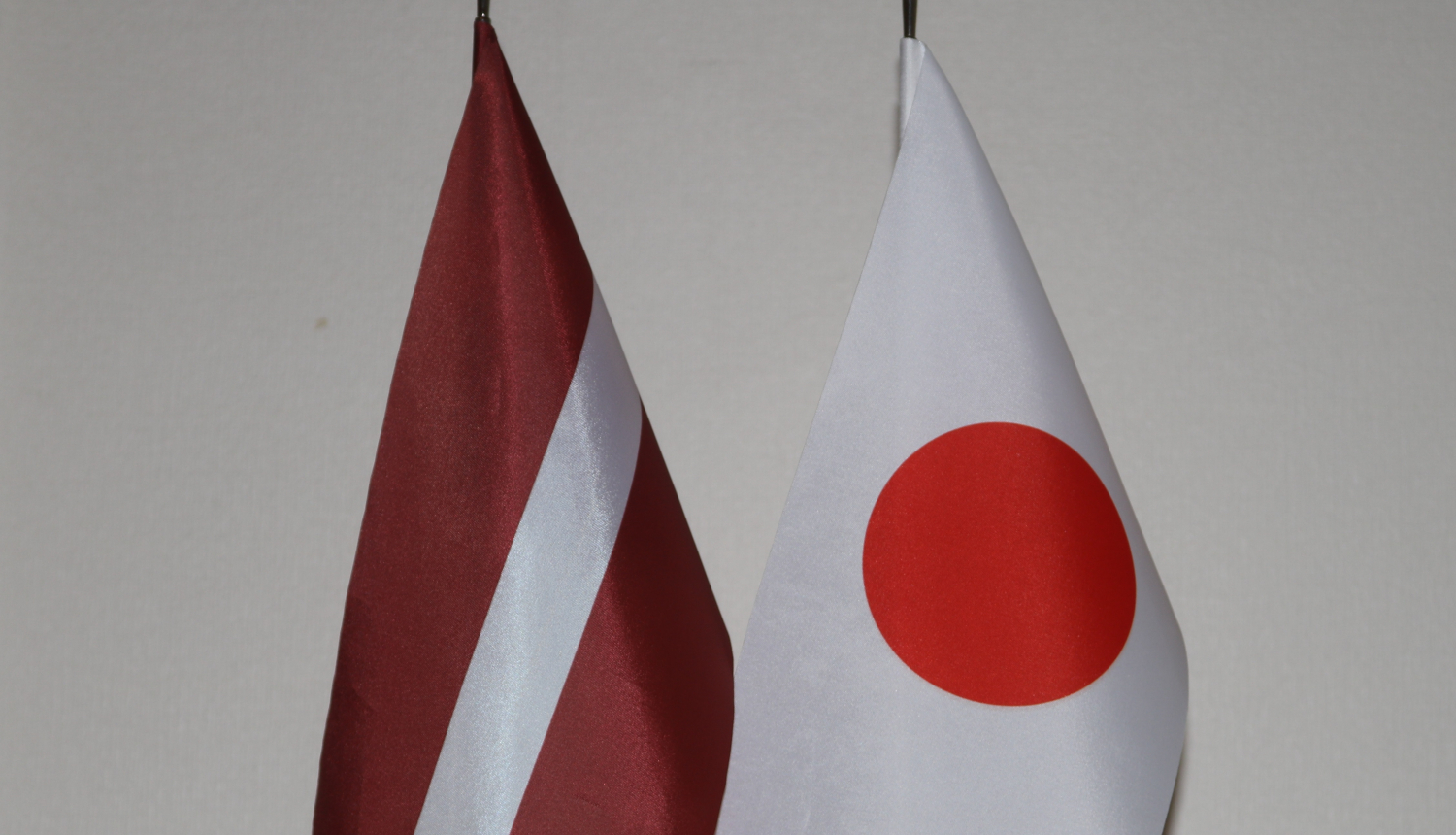 Tieslietu ministrs tiekas ar Japānas vēstnieku