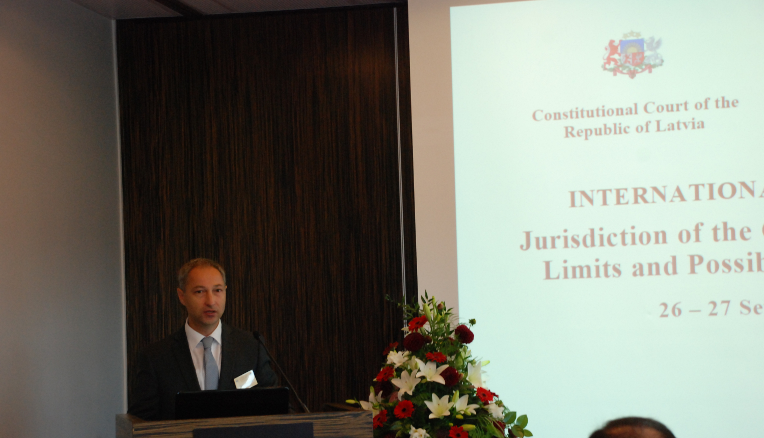 Tieslietu ministrs Jānis Bordāns uzrunā starptautiskās konferences „Konstitucionālās tiesas kompetence: robežas un paplašināšanas iespējas” dalībniekus