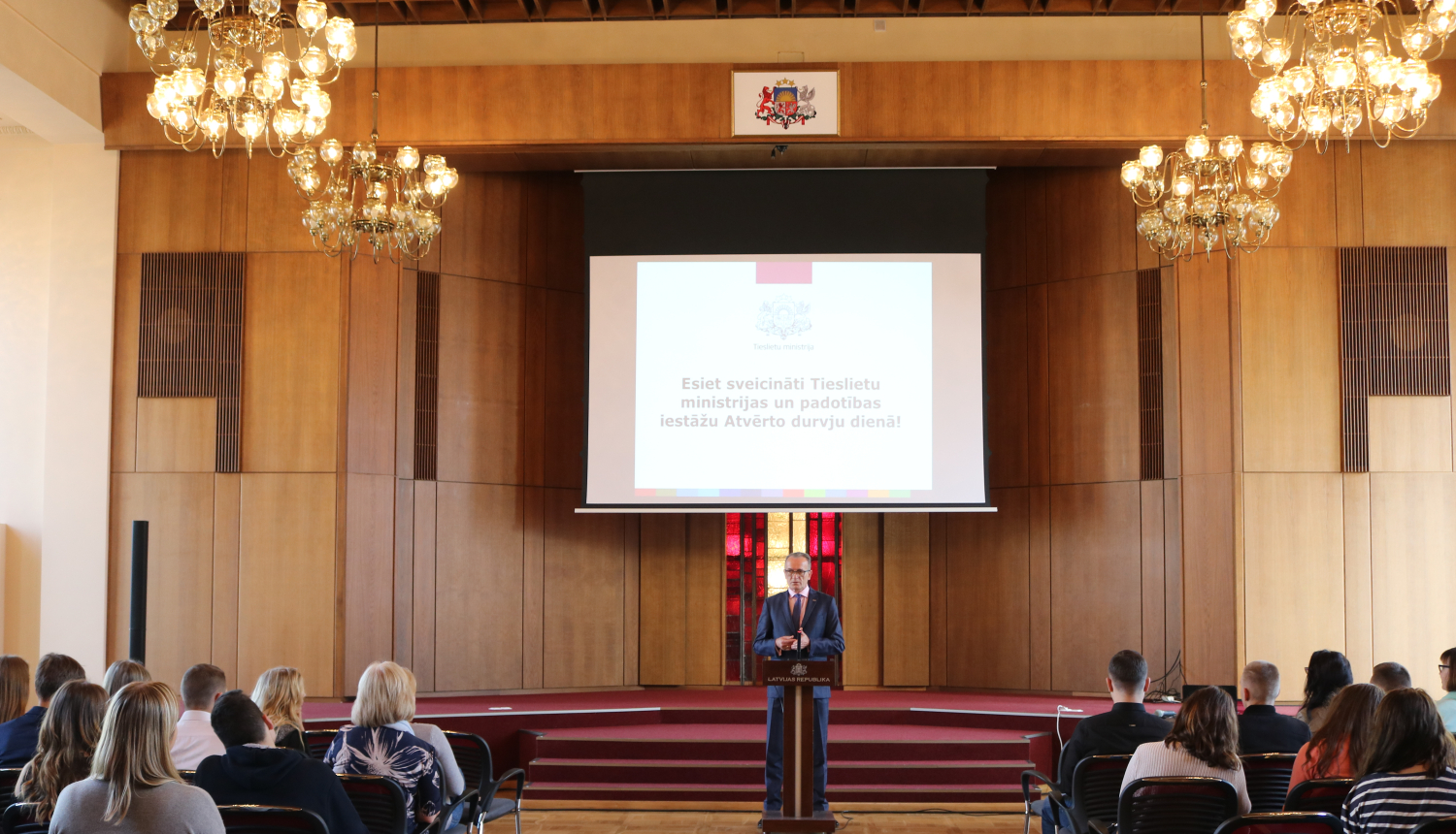 Atvērto durvju dienā jaunieši piedalās orientēšanās spēlē “Temīdas skrējiens”