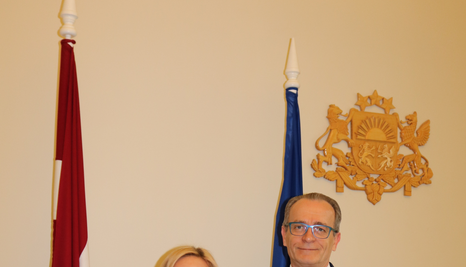 Tieslietu ministrs apstiprina amatā zvērināta notāra palīdzi