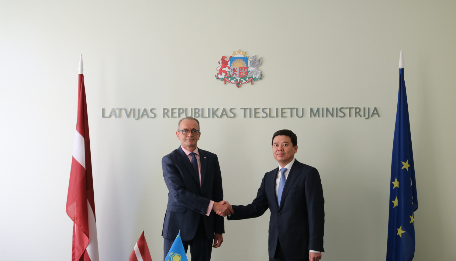 Tieslietu ministrs un Kazahstānas tieslietu ministrs pārrunā sadarbības iespējas tieslietu jomā