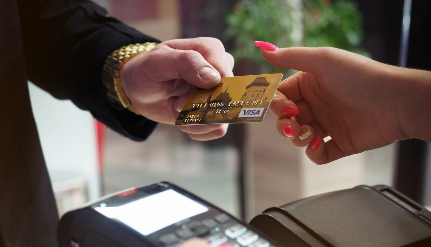 Saeimā pieņemts TM ierosinātais regulējums cīņā pret bezskaidras naudas krāpšanu un viltošanu