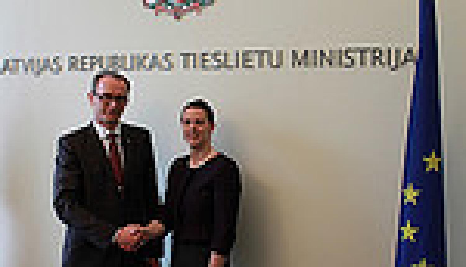 Tieslietu ministrs ar Apvienotās Karalistes vēstnieci apspriež Latvijas bērnu interešu nodrošināšanu