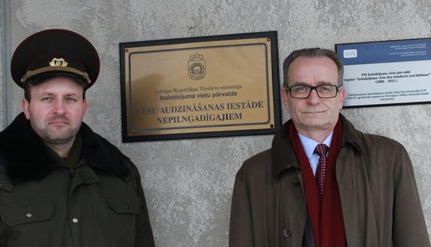 Tieslietu ministrs Dzintars Rasnačs apmeklē ieslodzījuma vietas Valmierā un Cēsīs