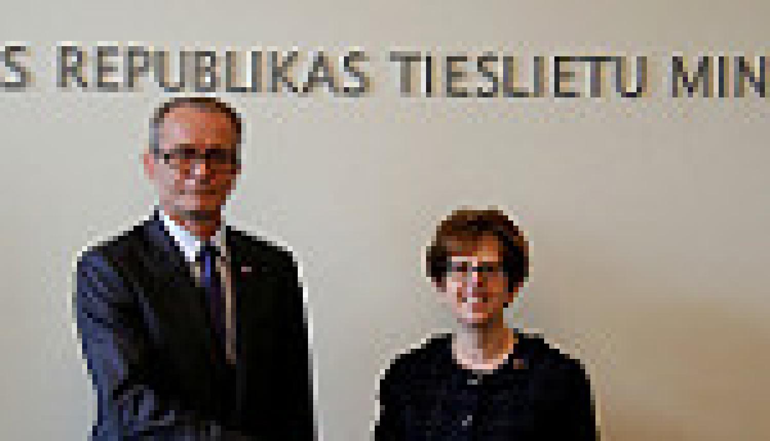 Dzintars Rasnačs ar ASV vēstnieci Latvijā Nensiju Bikofu Petitu pārrunā sasniegto tiesu reformā un komercvides uzlabošanā