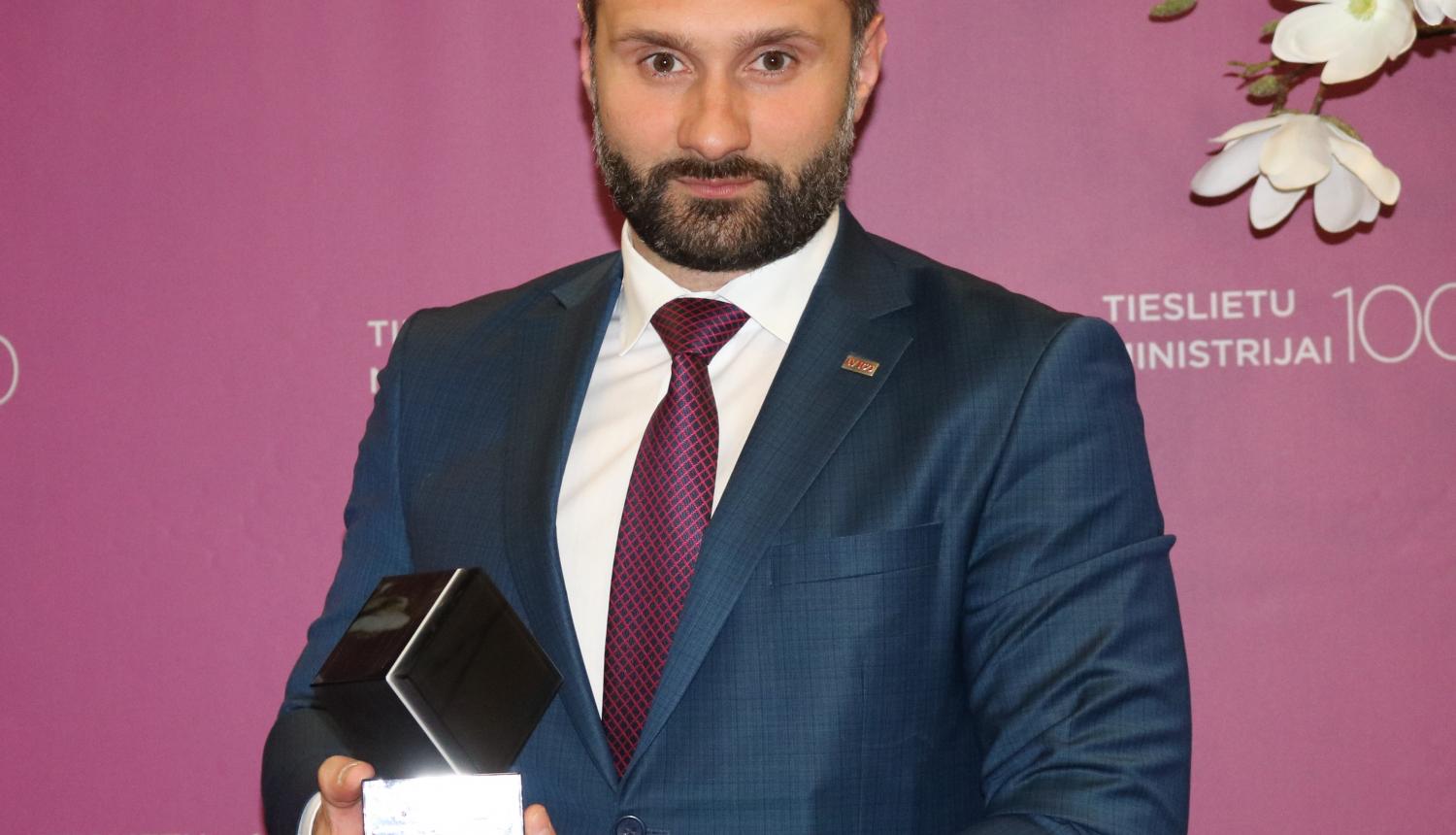 Tieslietu ministra balvu par radošumu saņem VPD vadītājs Mihails Papsujevičs