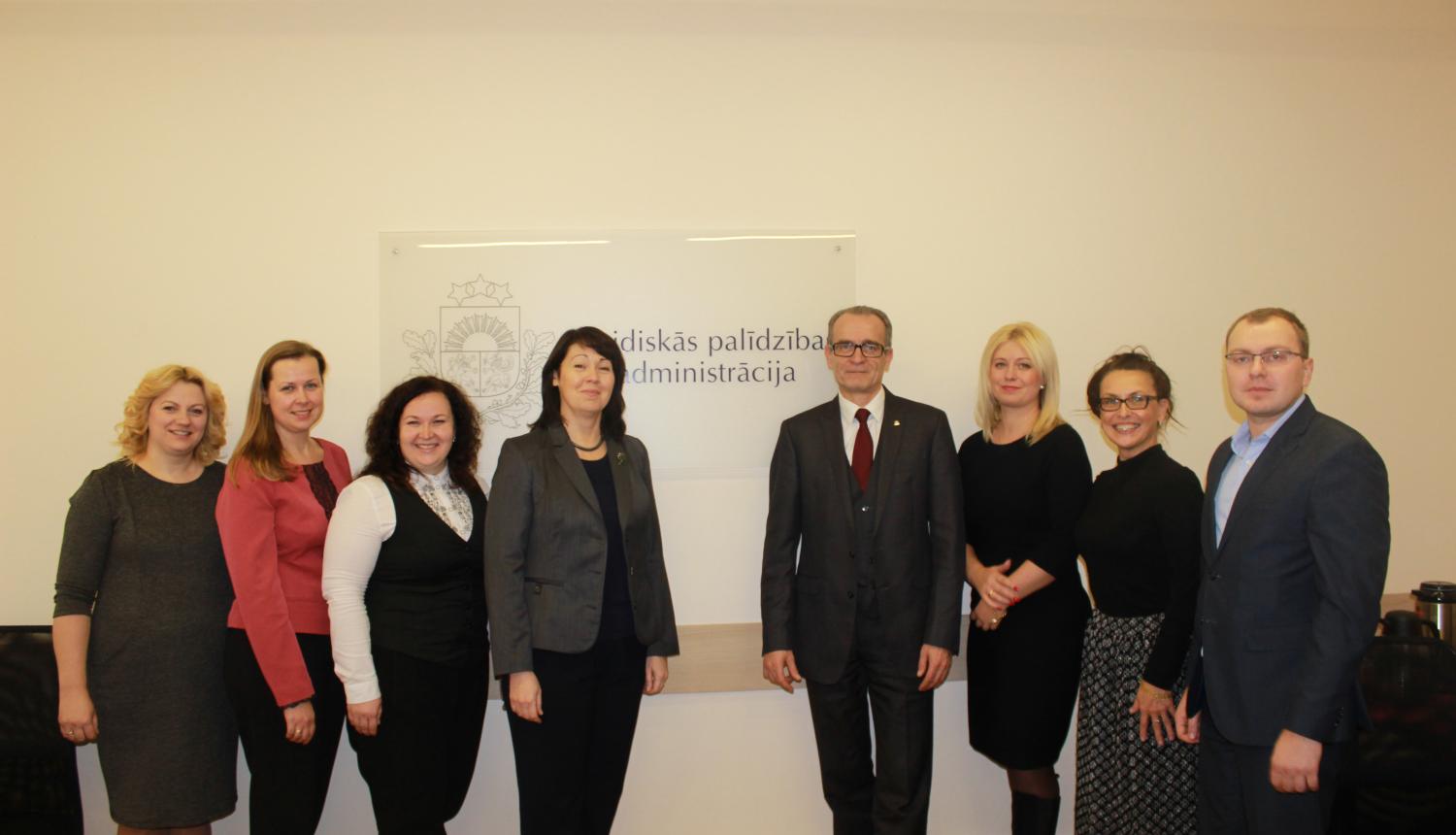 Apzinās iespējas Latvijas bērnu aizsardzības stiprināšanai ārvalstīs