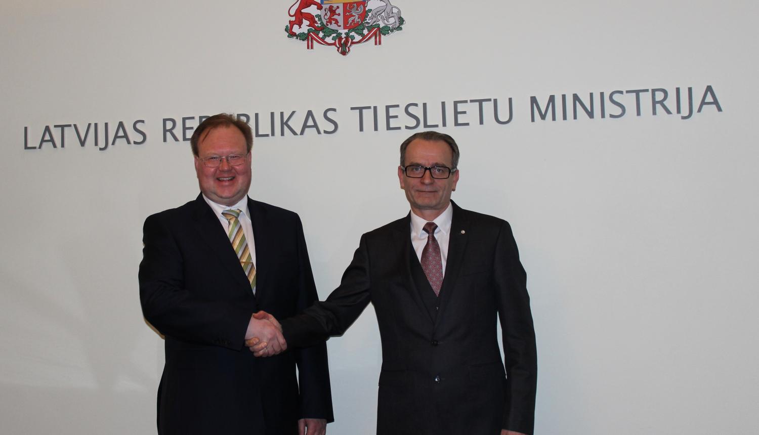 Tieslietu ministrs Dzintars Rasnačs informē Igaunijas vēstnieku par Latvijas prezidentūras ES Padomē prioritātēm tieslietās