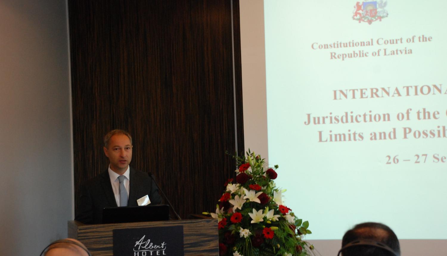 Tieslietu ministrs Jānis Bordāns uzrunā starptautiskās konferences „Konstitucionālās tiesas kompetence: robežas un paplašināšanas iespējas” dalībniekus