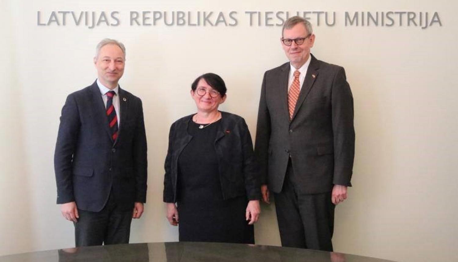 Tieslietu ministrs informē Vācijas un Francijas vēstniekus Latvijā par prioritātēm tieslietu nozares darba efektivizēšanai