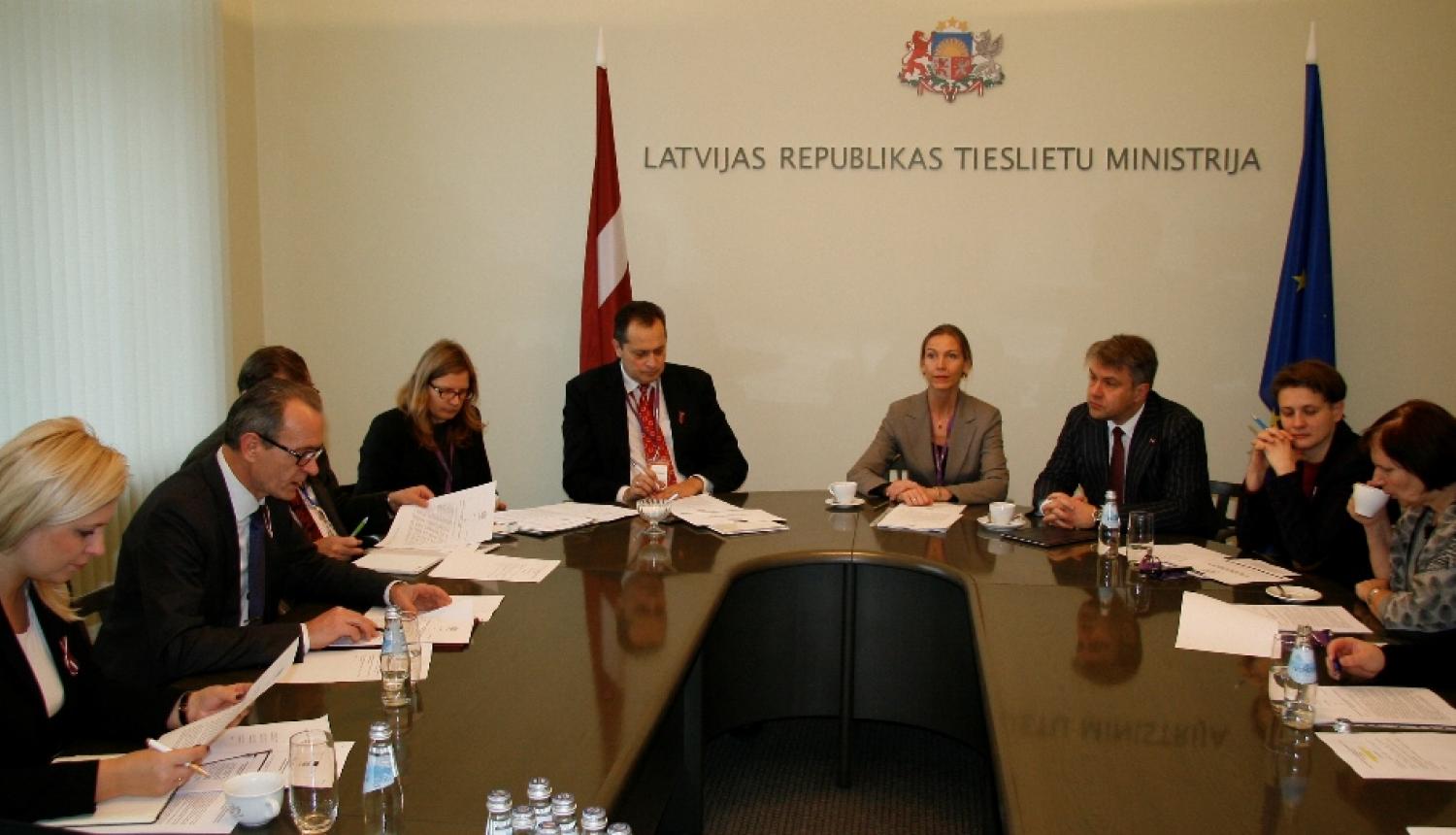 Meklē risinājumus Latvijas bērnu tiesību aizsardzības paplašināšanai ārvalstīs