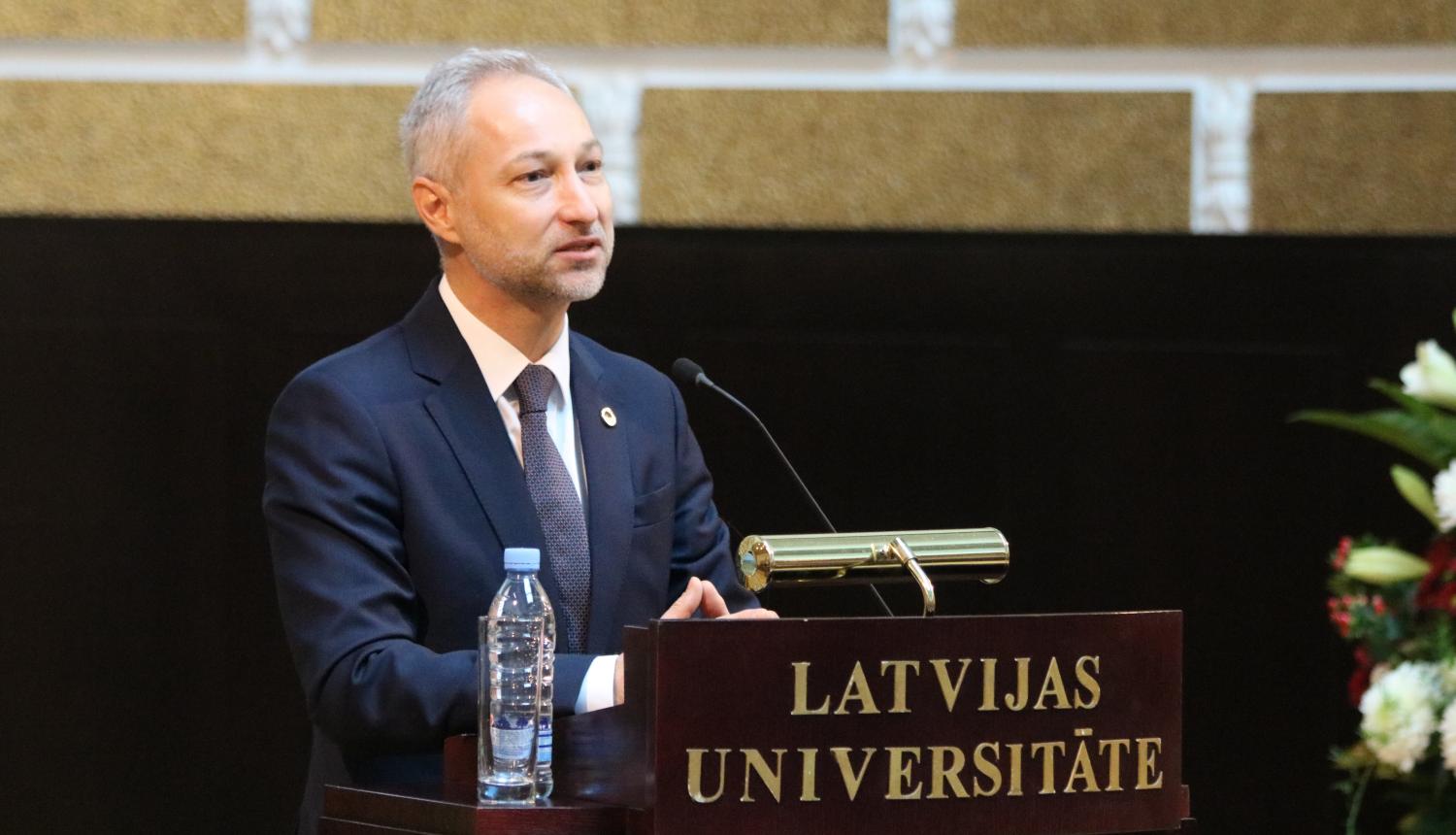 Tieslietu ministrs sveic Latvijas Universitātes Juridisko fakultāti simtgades jubilejā